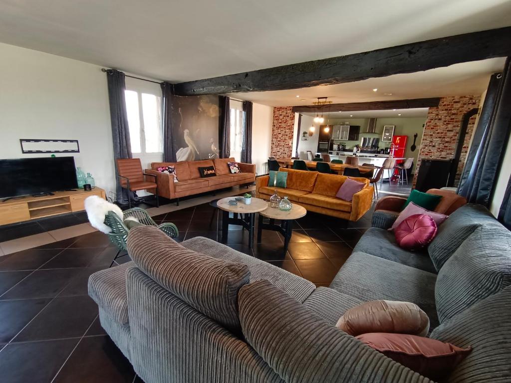 un ampio soggiorno con divani e TV di gite jusqu'à 20 pers - Au cœur de la Manche a Montbray
