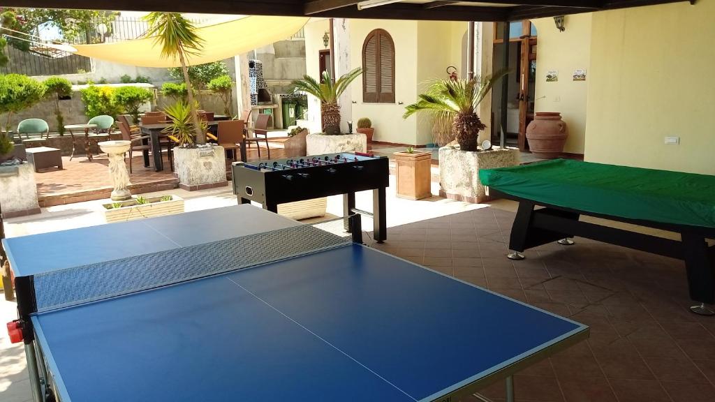una mesa de ping pong en una habitación con una pelota de ping pong en Hotel Mareluna Ischia en Isquia