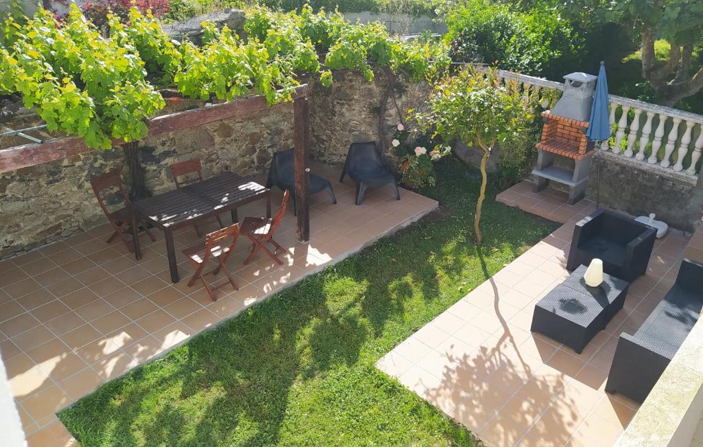 an overhead view of a garden with a table and chairs at La Casita de Barrañán Playa in Arteixo