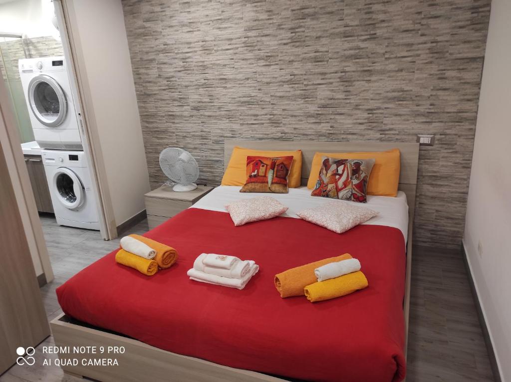 1 dormitorio con 1 cama grande y toallas. en Recantodo'Sol Residence, en Catania