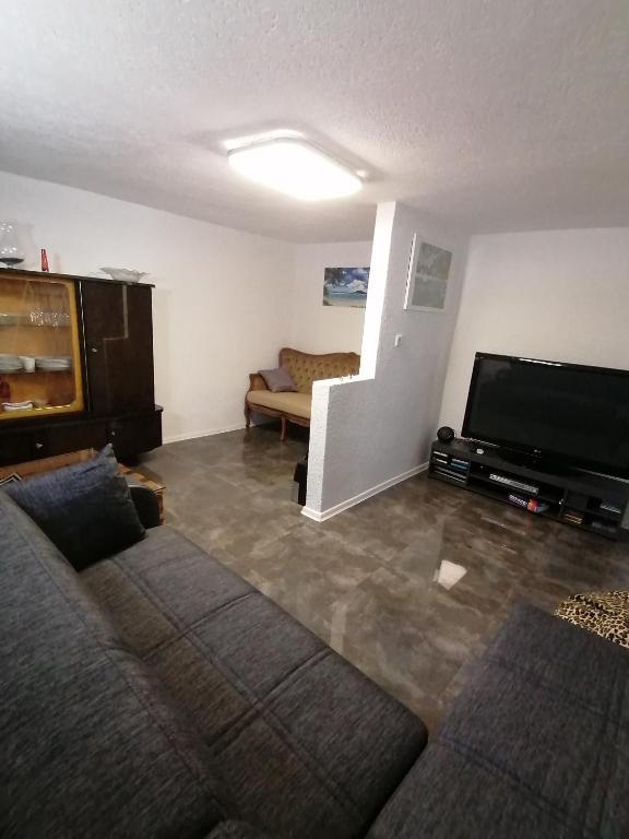 TV a/nebo společenská místnost v ubytování Schöne Einliegerwohnung in Hechingen