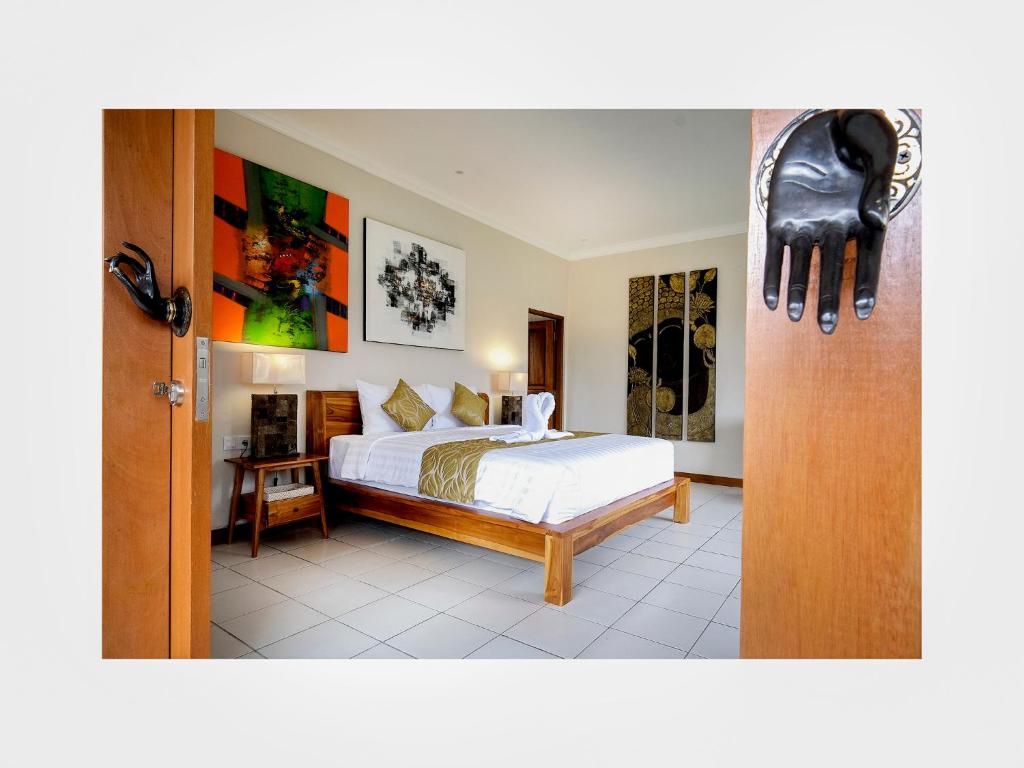 Postel nebo postele na pokoji v ubytování Narendra Suites
