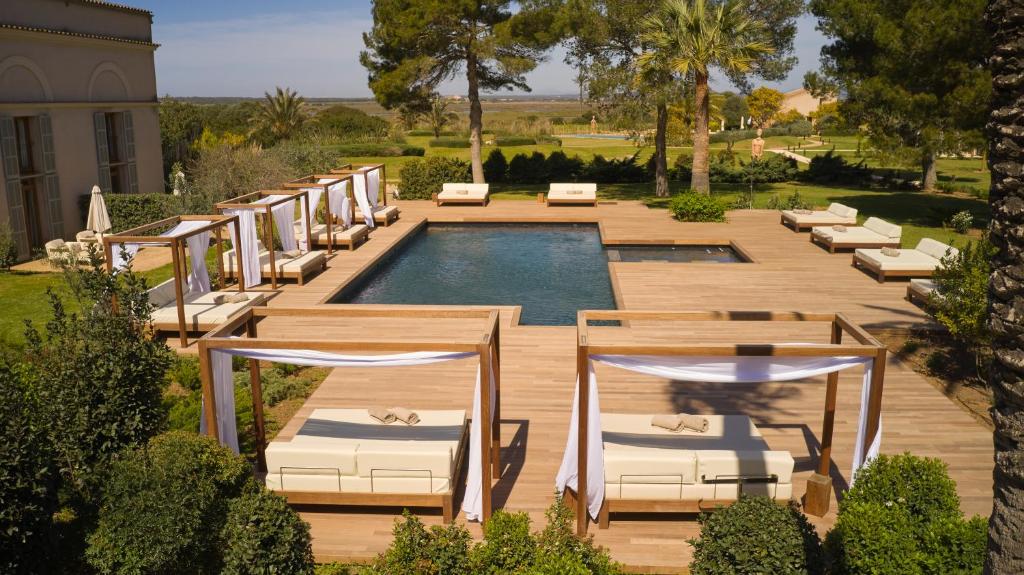 een afbeelding van een zwembad met ligstoelen bij Fontsanta Hotel Thermal & Spa - Adults Only in Colonia Sant Jordi