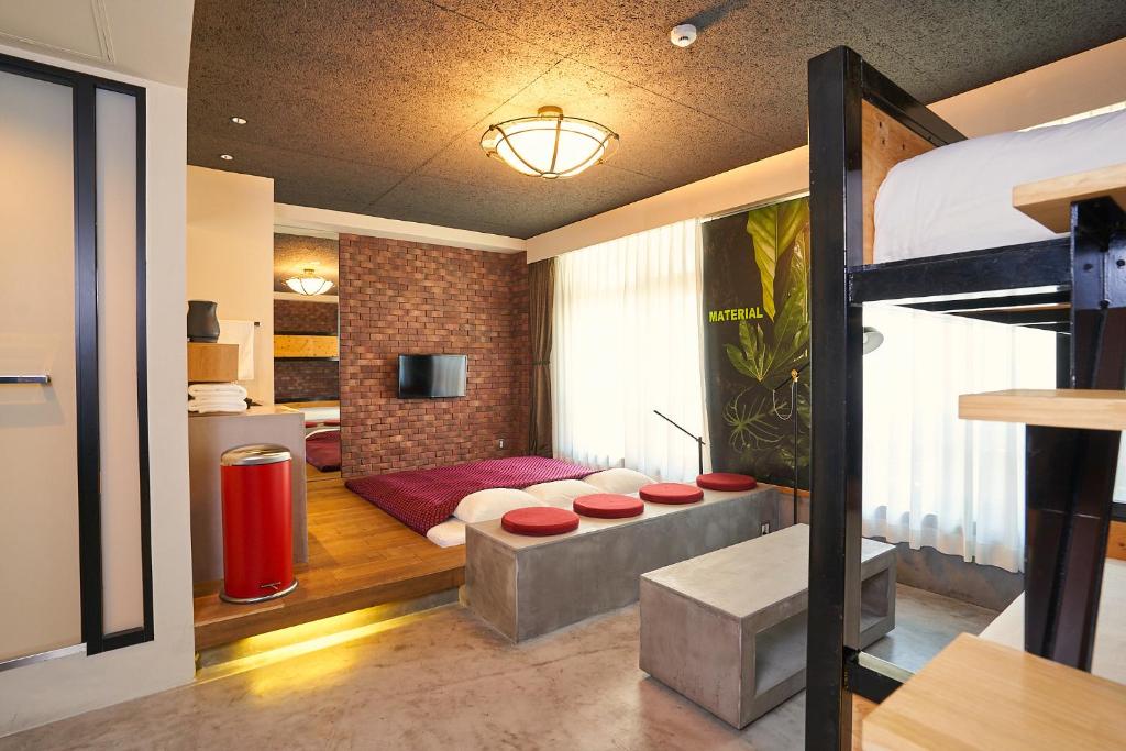 京都市にあるマテリアルのベッドルーム(二段ベッド1組付)、リビングルームが備わります。