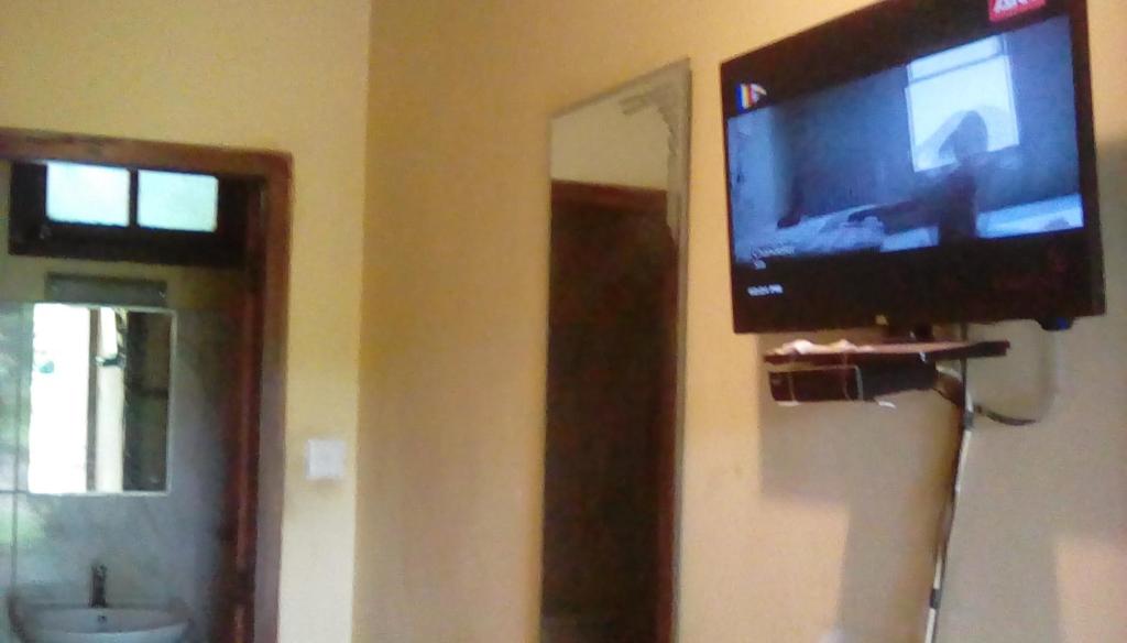 TV a/nebo společenská místnost v ubytování Leaf Guest House