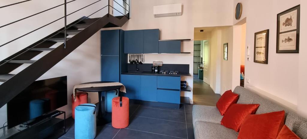 - un salon avec un escalier dans une maison dans l'établissement Nel Cuore, à Levanto