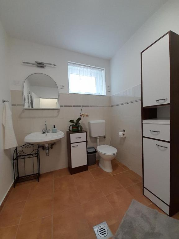 Kuchyň nebo kuchyňský kout v ubytování Déri Kert Apartmanház A