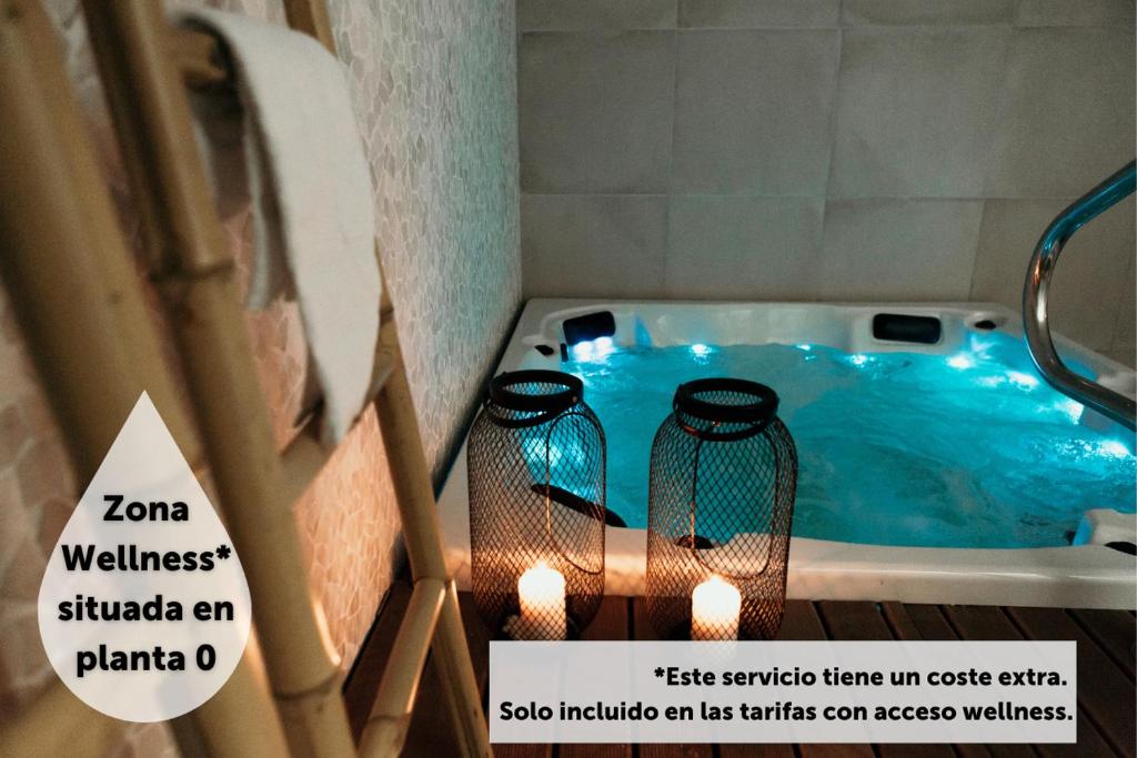 eine Whirlpool-Badewanne mit zwei Lichtern in der Unterkunft Via Aetcal Hotel & Wellness in Santiago de Compostela