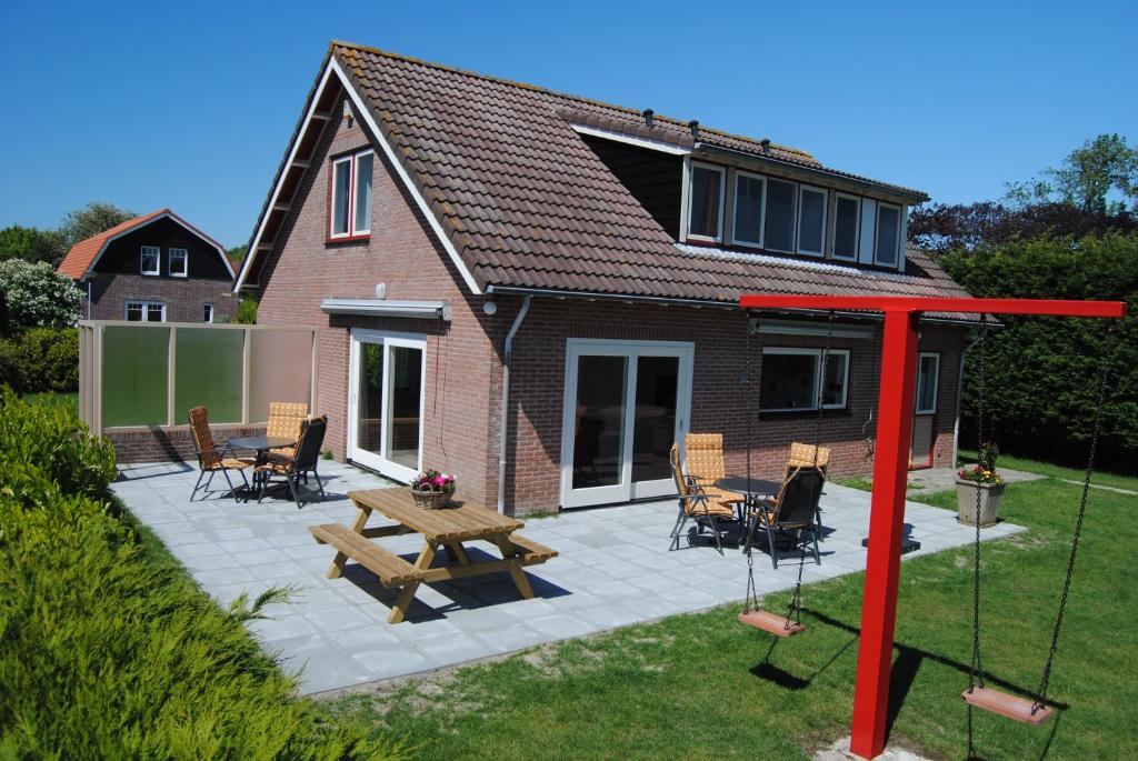 Το κτήριο όπου στεγάζεται  η παραθεριστική κατοικία