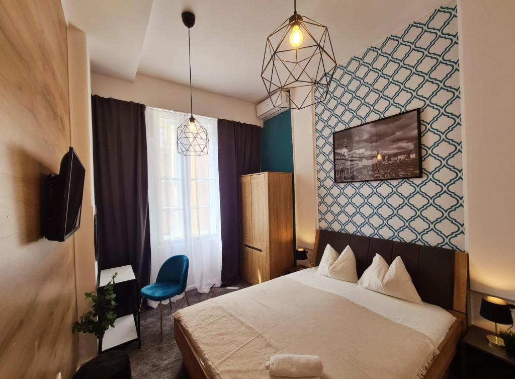 une chambre d'hôtel avec un lit et une chaise dans l'établissement B&B Dolac, à Zagreb