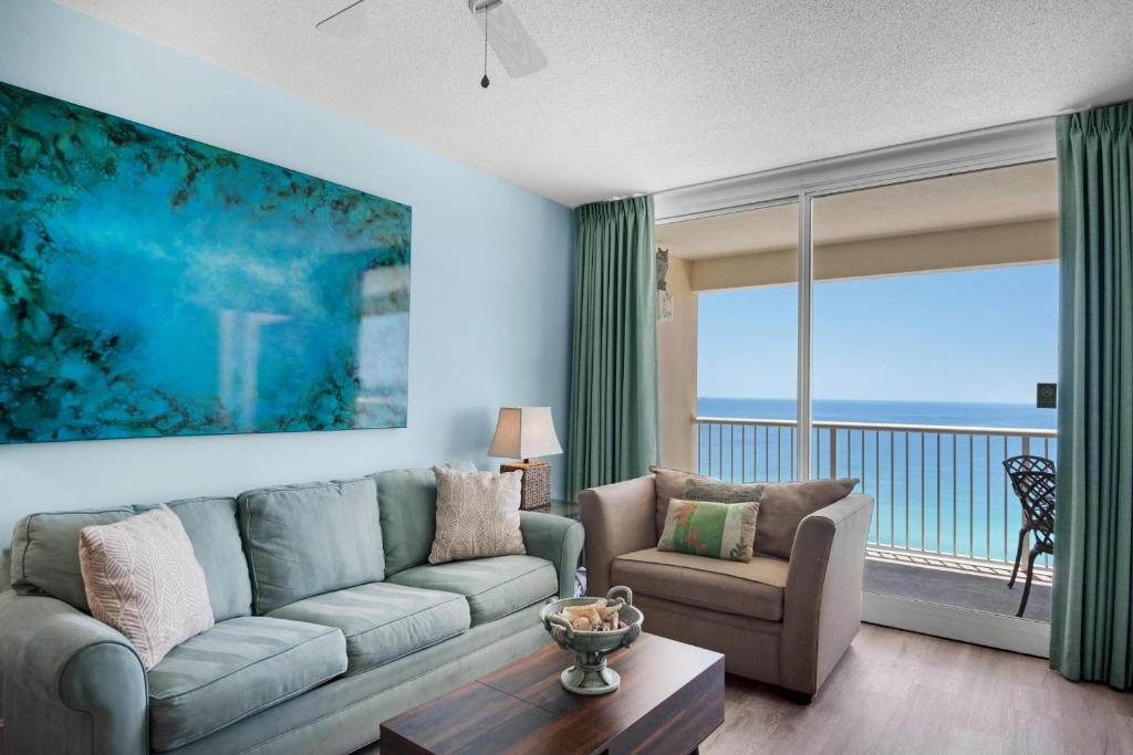 - un salon avec un canapé et une vue sur l'océan dans l'établissement Majestic Beach Towers 2-1905, à Panama City Beach