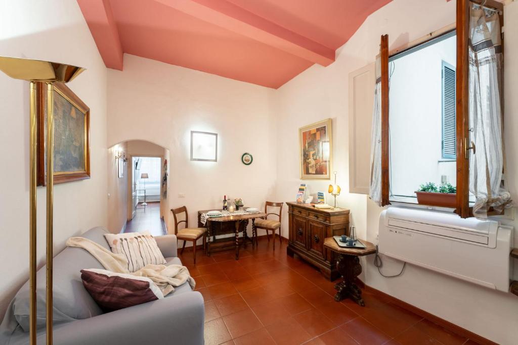 A bed or beds in a room at Pitti - Flo Apartments