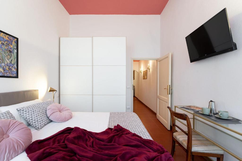 A bed or beds in a room at Pitti - Flo Apartments