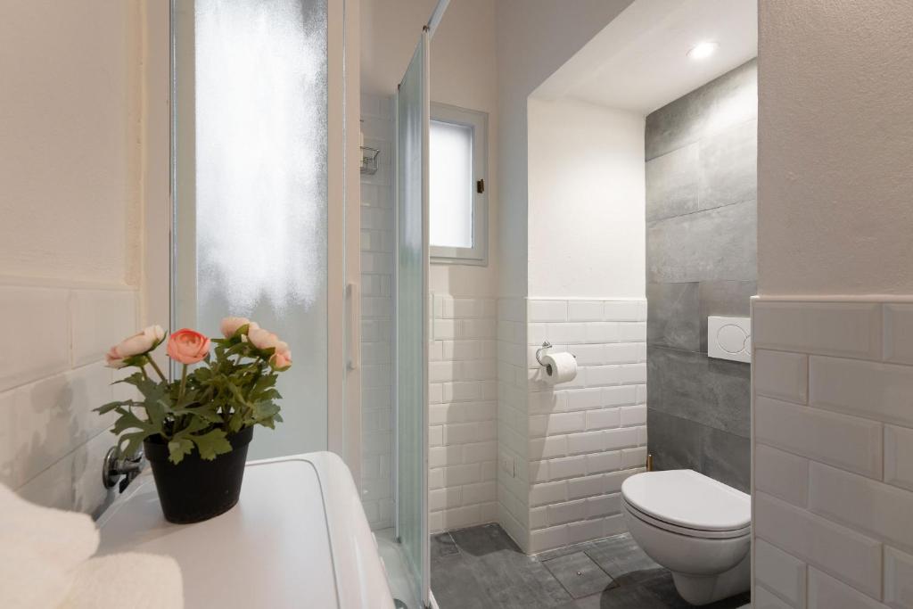 A bathroom at Pitti - Flo Apartments