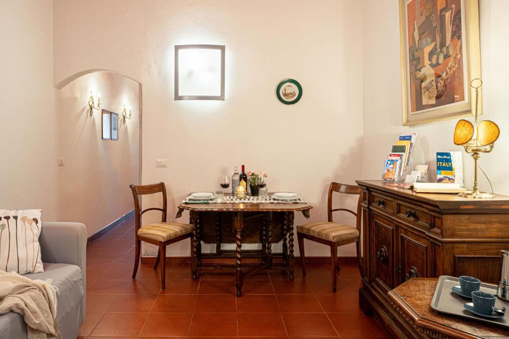 A seating area at Pitti - Flo Apartments