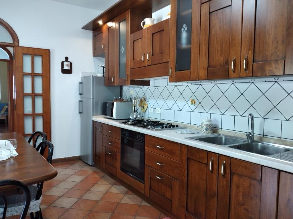 A kitchen or kitchenette at VILLA PIETRALTA