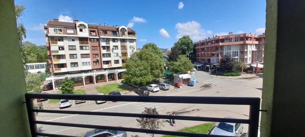 d'un balcon avec vue sur une rue et des bâtiments. dans l'établissement LNB Lux, à Doboj