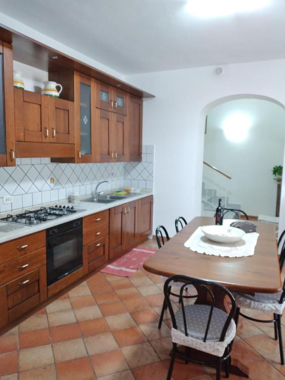 A kitchen or kitchenette at VILLA PIETRALTA