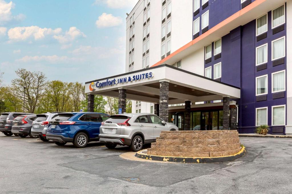 um parque de estacionamento com carros estacionados em frente a um edifício em Comfort Inn & Suites Alexandria West em Alexandria