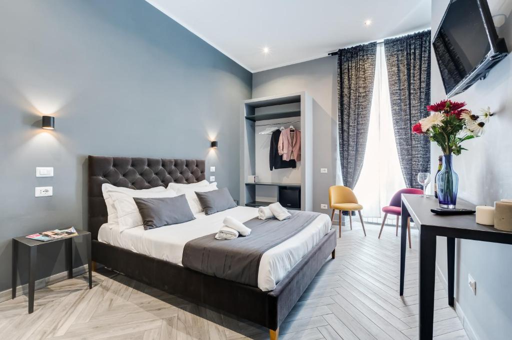 ローマにあるRipetta Executive Suitesのベッドルーム(大型ベッド1台、テレビ付)