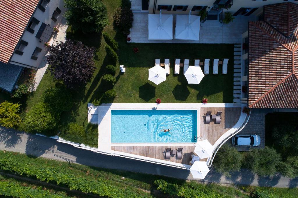 een uitzicht over een zwembad in een tuin bij ROMANTIK Relais d'Arfanta in Tarzo