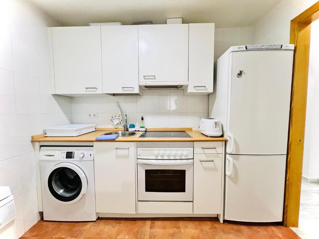Kuchyňa alebo kuchynka v ubytovaní Precioso apartamento cerca del mar con wifi, piscina y parking