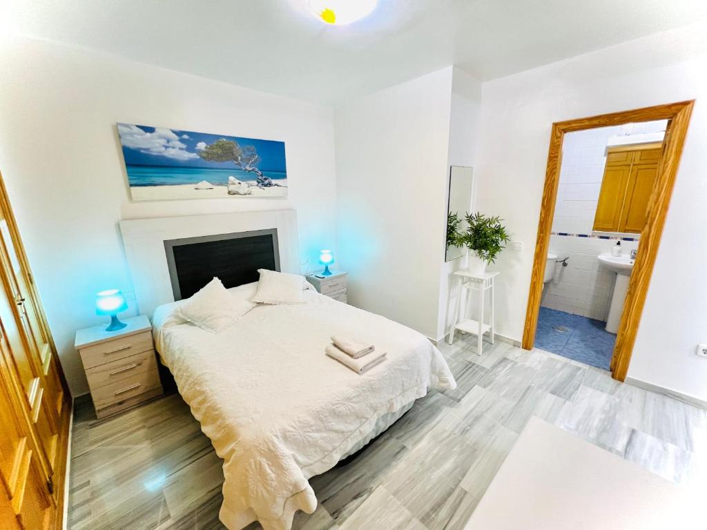 Posteľ alebo postele v izbe v ubytovaní Precioso apartamento cerca del mar con wifi, piscina y parking