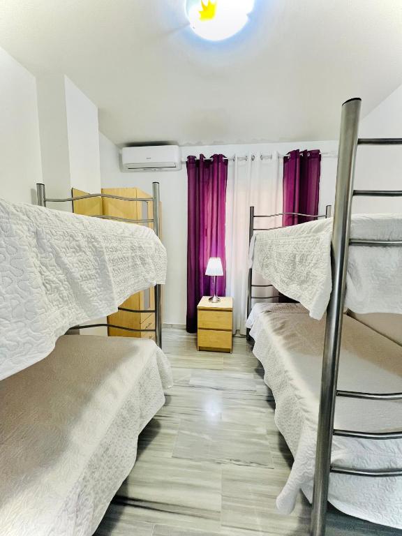 Posteľ alebo postele v izbe v ubytovaní Precioso apartamento cerca del mar con wifi, piscina y parking
