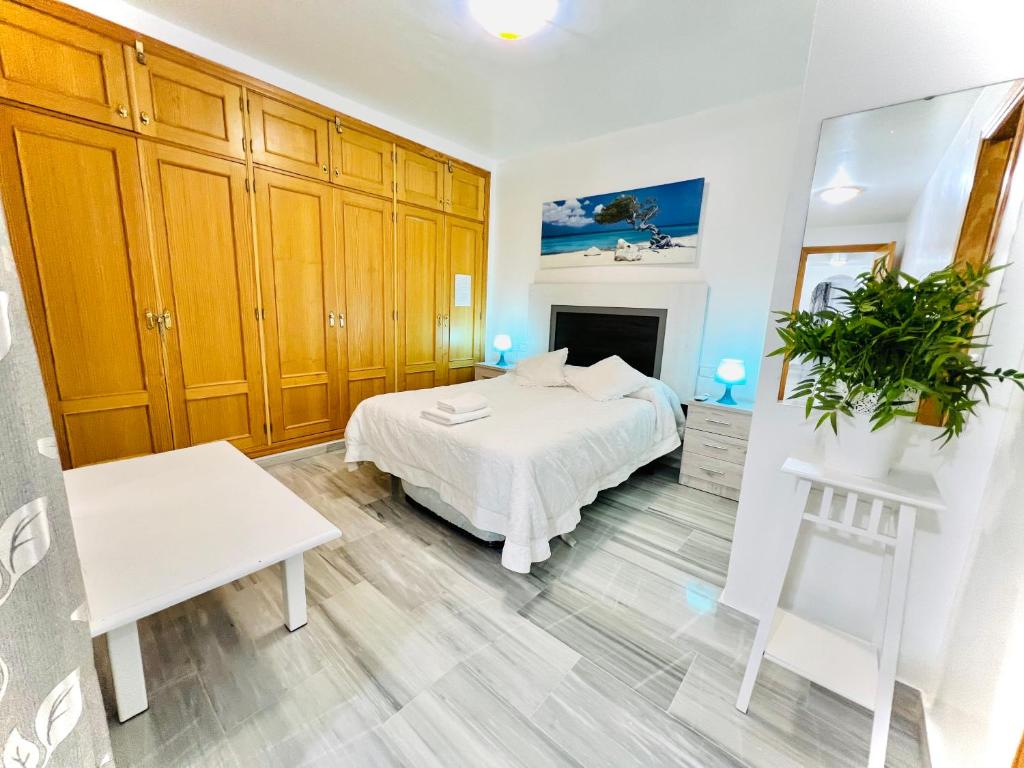 Posteľ alebo postele v izbe v ubytovaní Precioso apartamento cerca del mar con wifi, piscina y parking