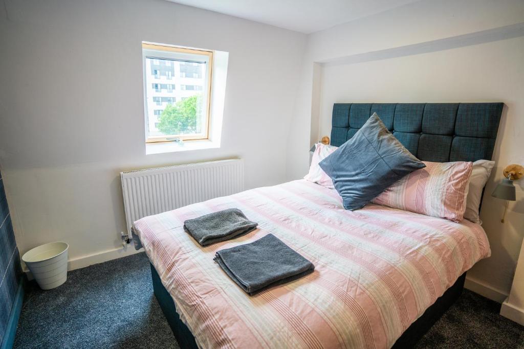 sypialnia z łóżkiem z dwoma ręcznikami w obiekcie Apartment Chinatown 301 w mieście Newcastle upon Tyne