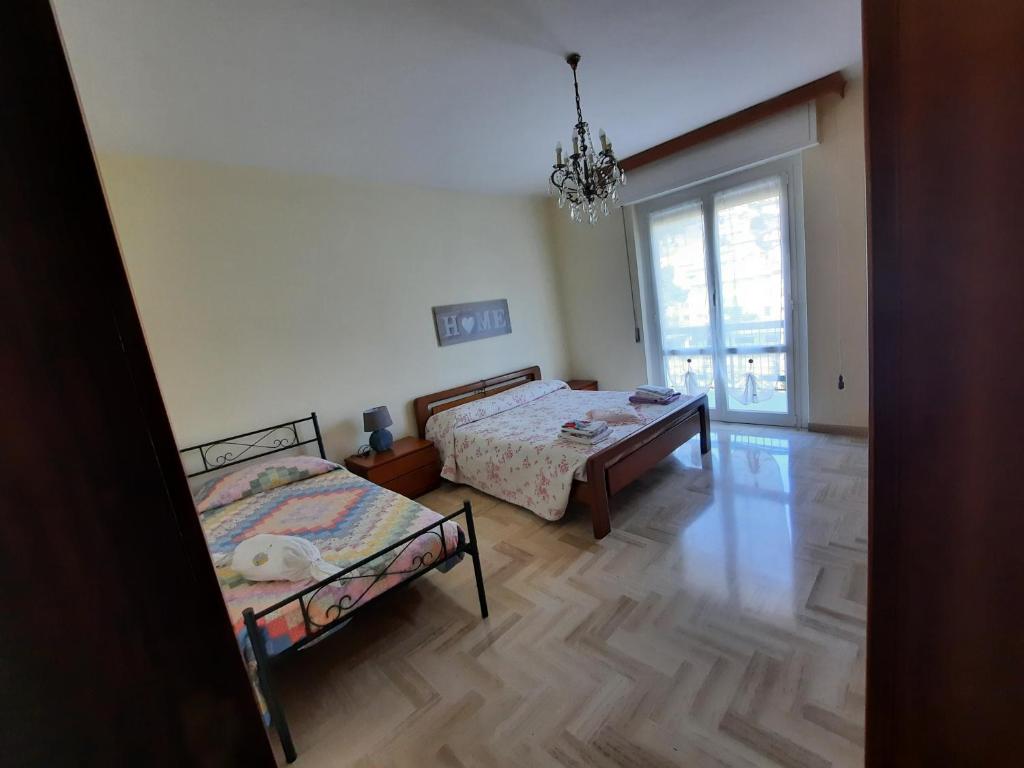 1 dormitorio con 2 camas y mesa. en A ca' da Luisa, en Casarza Ligure