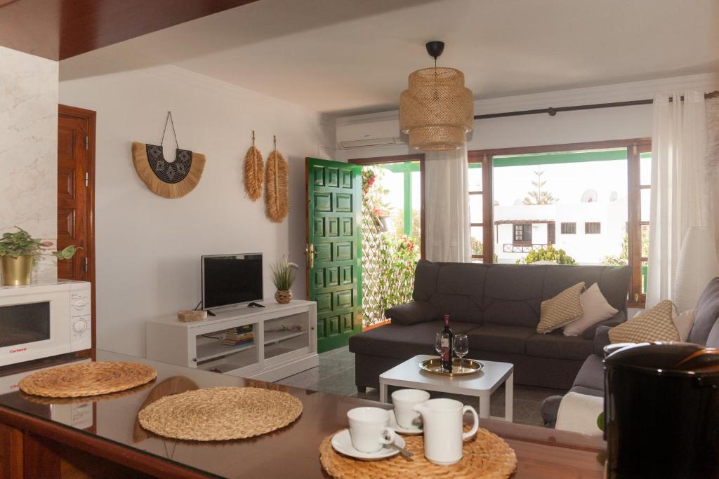 TV a/nebo společenská místnost v ubytování Apartamentos Thaisay MALIBU
