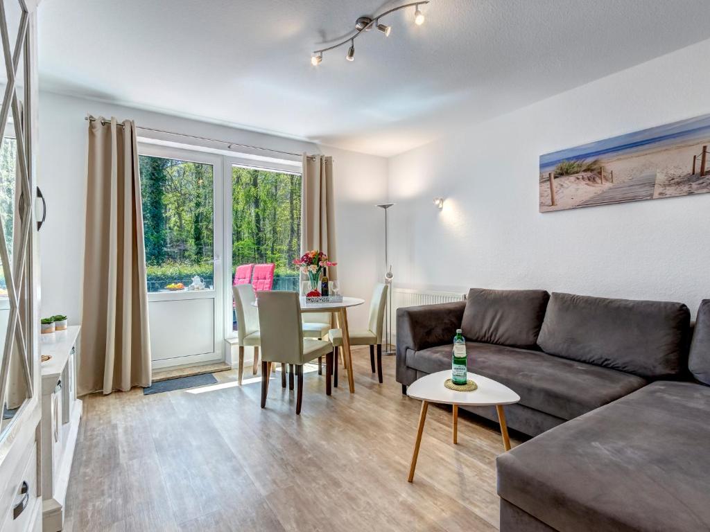 ein Wohnzimmer mit einer Couch und einem Tisch in der Unterkunft Hansehus Ferienwohnung Nr 3 in Zinnowitz