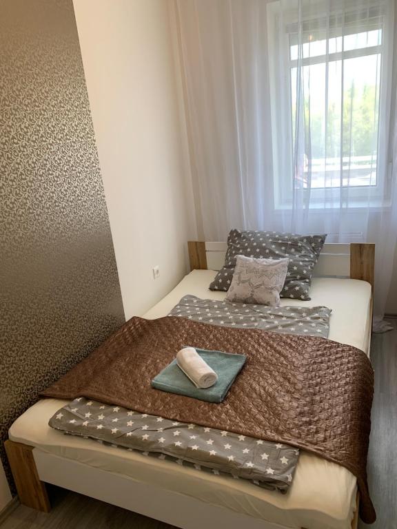Posteľ alebo postele v izbe v ubytovaní Furó-Lak 2 Apartman Hajdúszoboszló