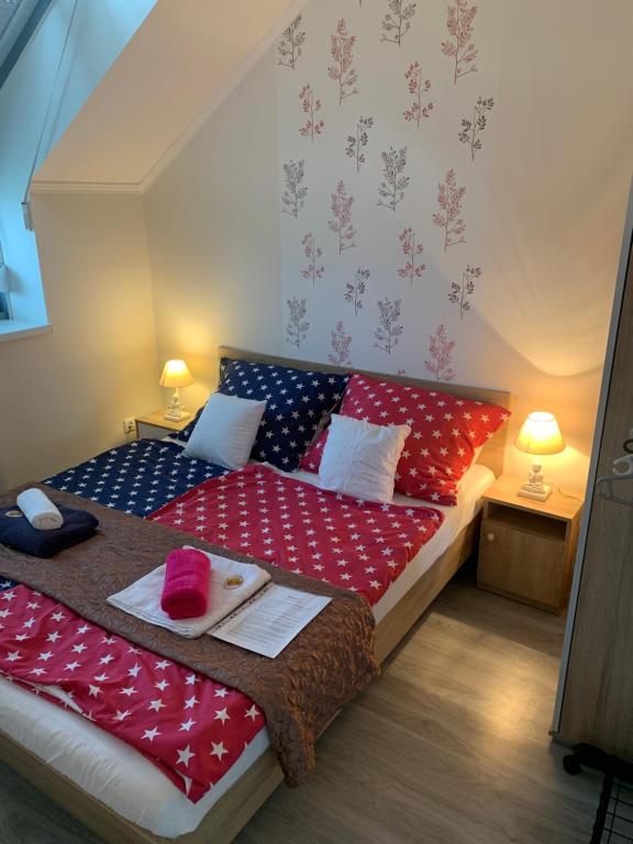 Posteľ alebo postele v izbe v ubytovaní Furó-Lak 2 Apartman Hajdúszoboszló