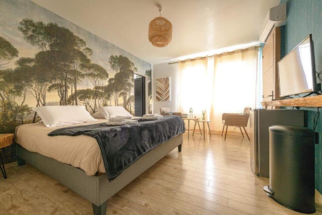 Schlafzimmer mit einem Bett mit Wandgemälde in der Unterkunft Chambres d'hôtes La Mascrabiere BED & SPA in Albi