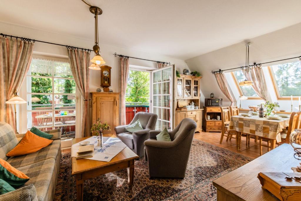 a living room with a couch and chairs and a table at Ferienwohnungen am Bernsteinweg in Prerow