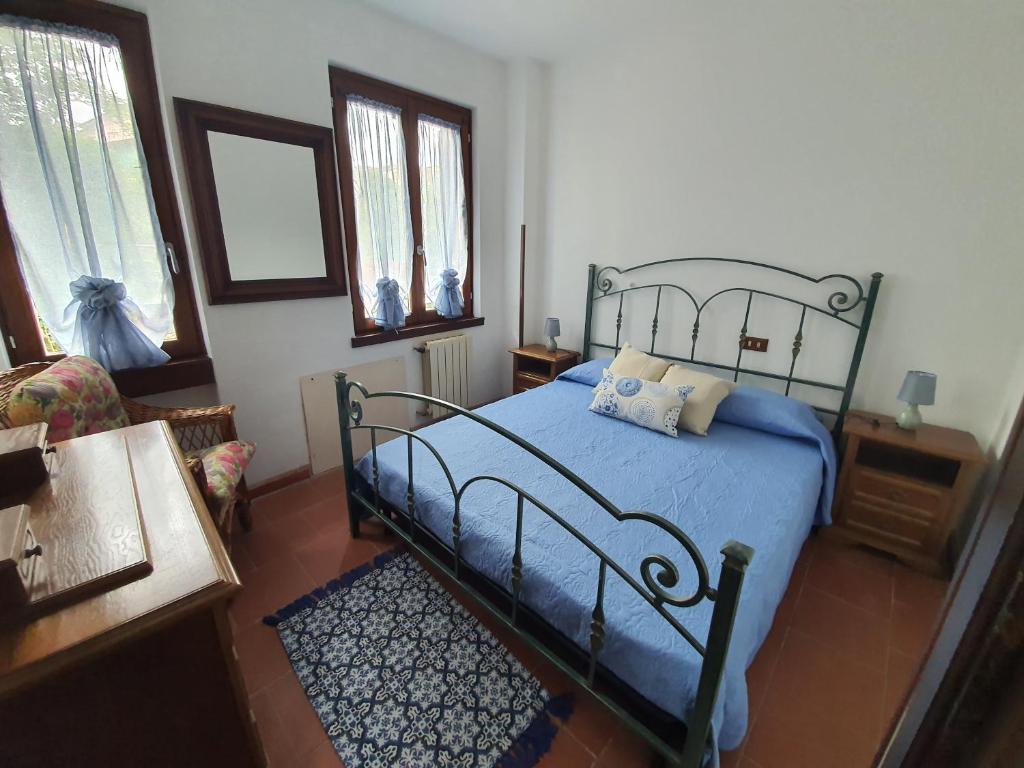 une chambre avec un lit avec des draps et des oreillers bleus dans l'établissement Villa con piscina Privata tra Versilia e Cinque Terre, à Luni 34 autres photos