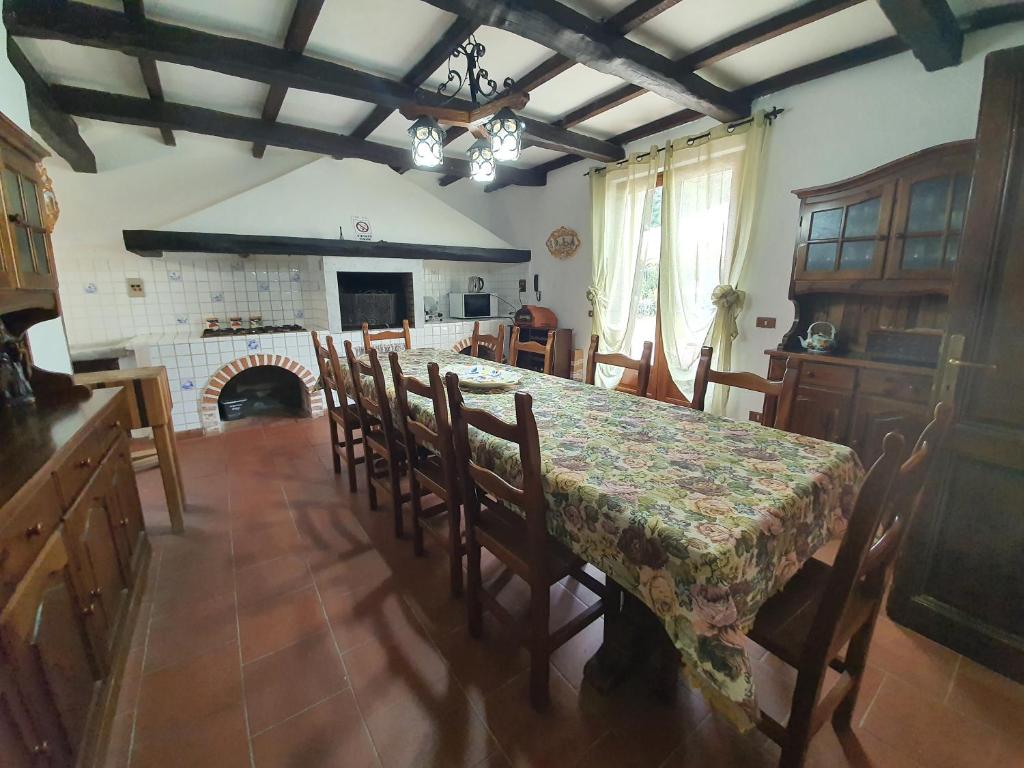 une salle à manger avec une table et une cheminée dans l'établissement Villa con piscina Privata tra Versilia e Cinque Terre, à Luni