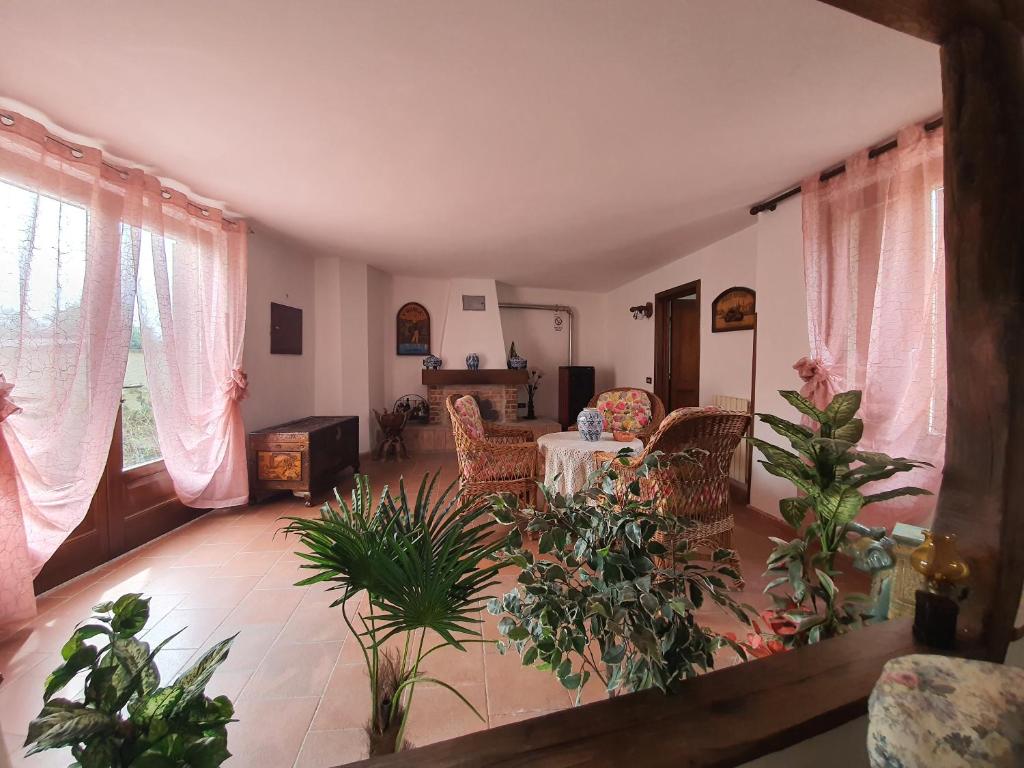 un salon avec une table, des chaises et des plantes dans l'établissement Villa con piscina Privata tra Versilia e Cinque Terre, à Luni