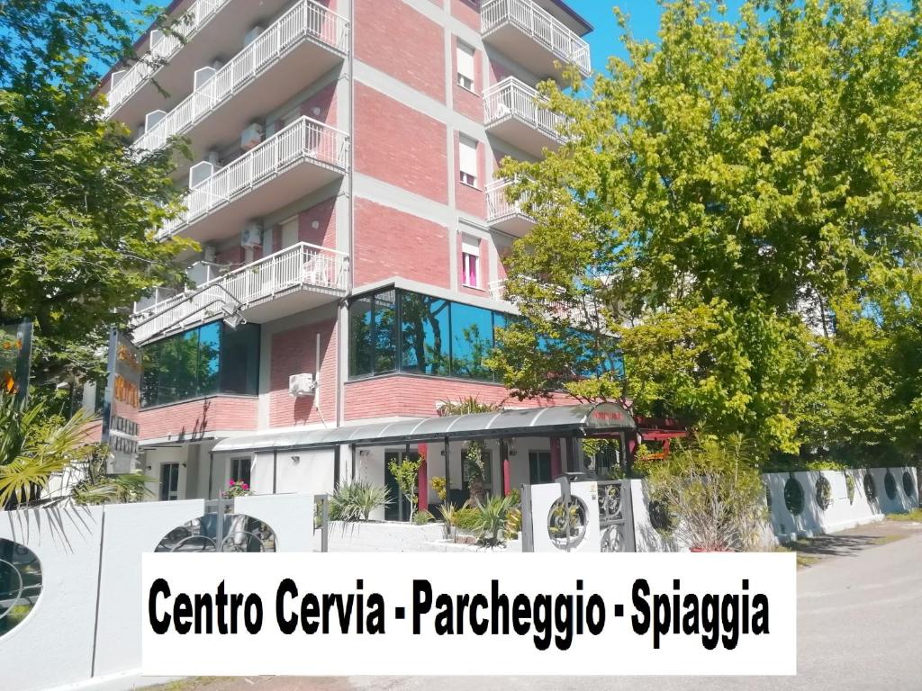 - un bâtiment dans la ville de cape verde avec l'appartement dans l'établissement Hotel Rita, à Cervia