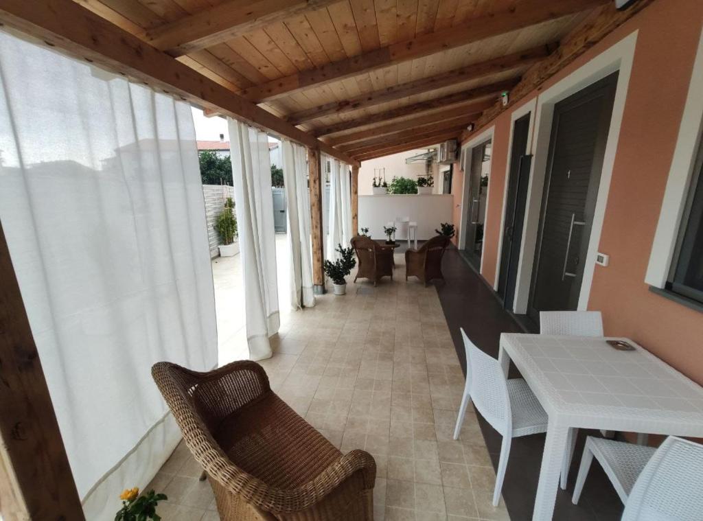- un balcon d'une maison avec une table et des chaises dans l'établissement B&B Nicole, à Santa Maria del Cedro