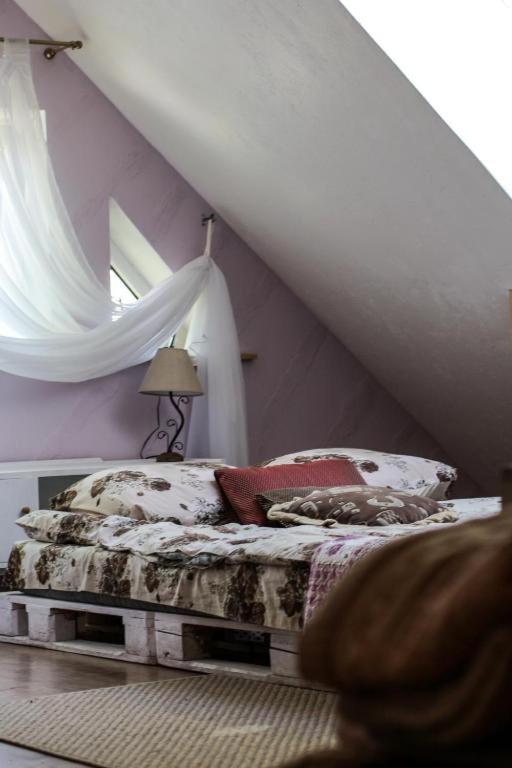 Postel nebo postele na pokoji v ubytování Rotušė