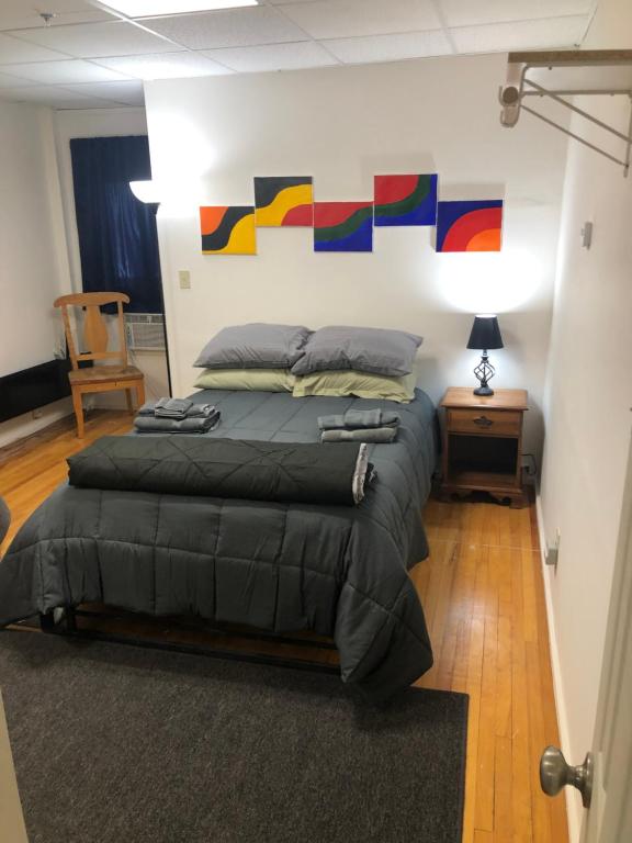 Whitefield的住宿－Art Gallery Hostel，卧室配有一张床,墙上挂有绘画作品