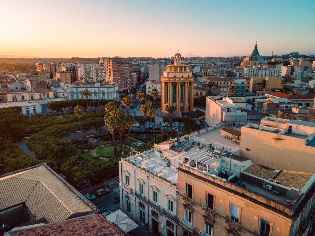 een luchtzicht op een stad bij zonsondergang bij Caportigia Boutique Hotel in Siracusa