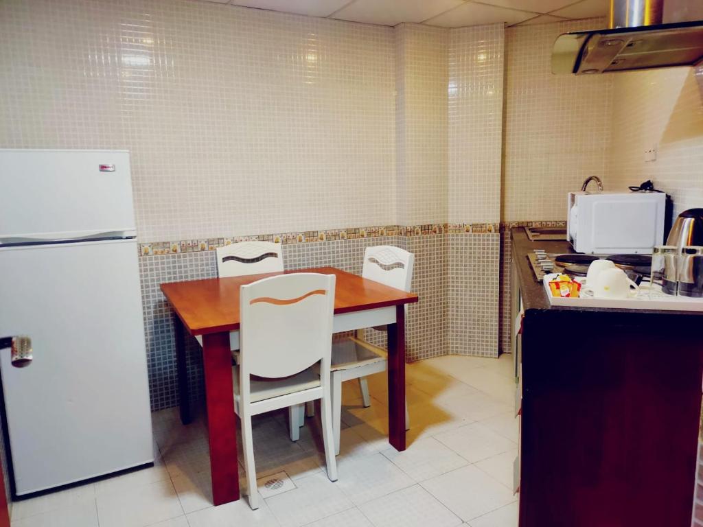 Kuchyň nebo kuchyňský kout v ubytování Grand Inn Hotel By Wanasa