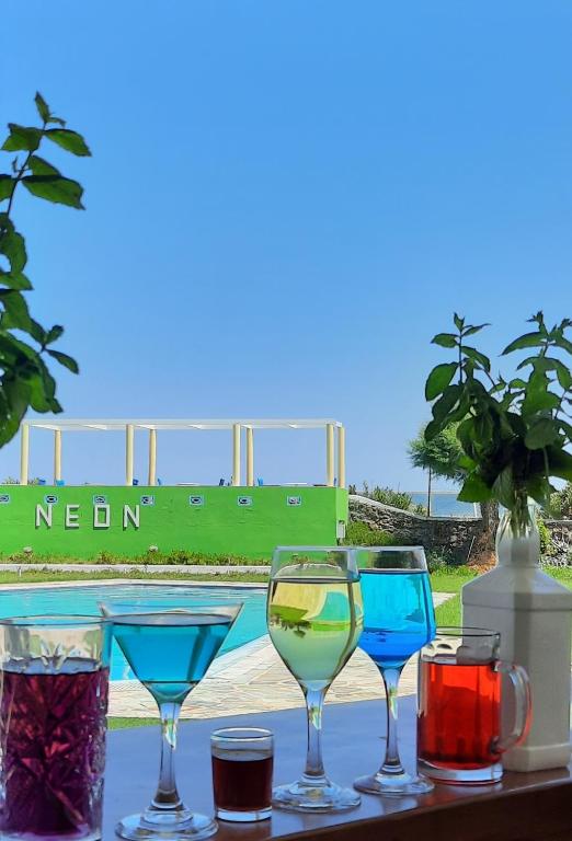 Nápoje v ubytování Neon Hotel