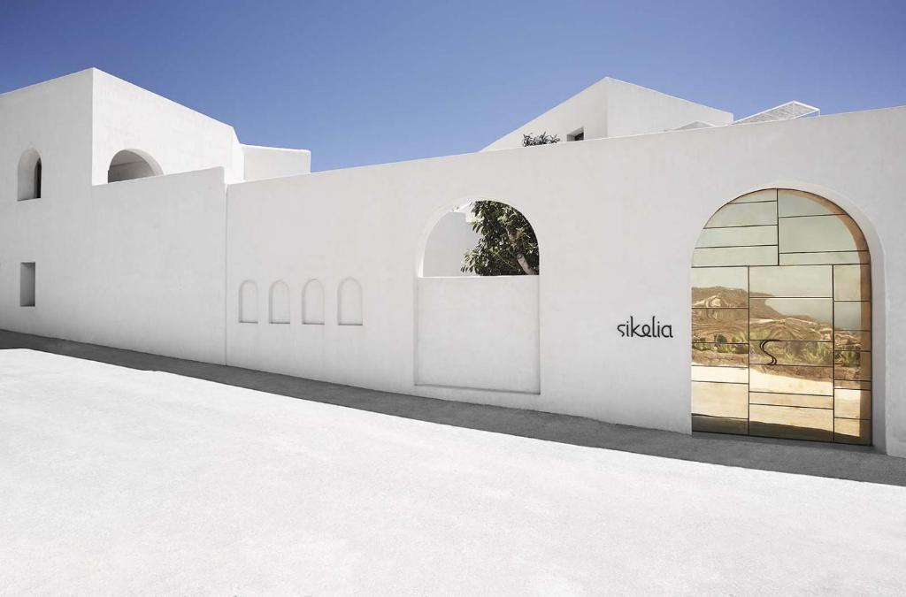 a white building with a door on the side at Sikelia Luxury Hotel in Pantelleria