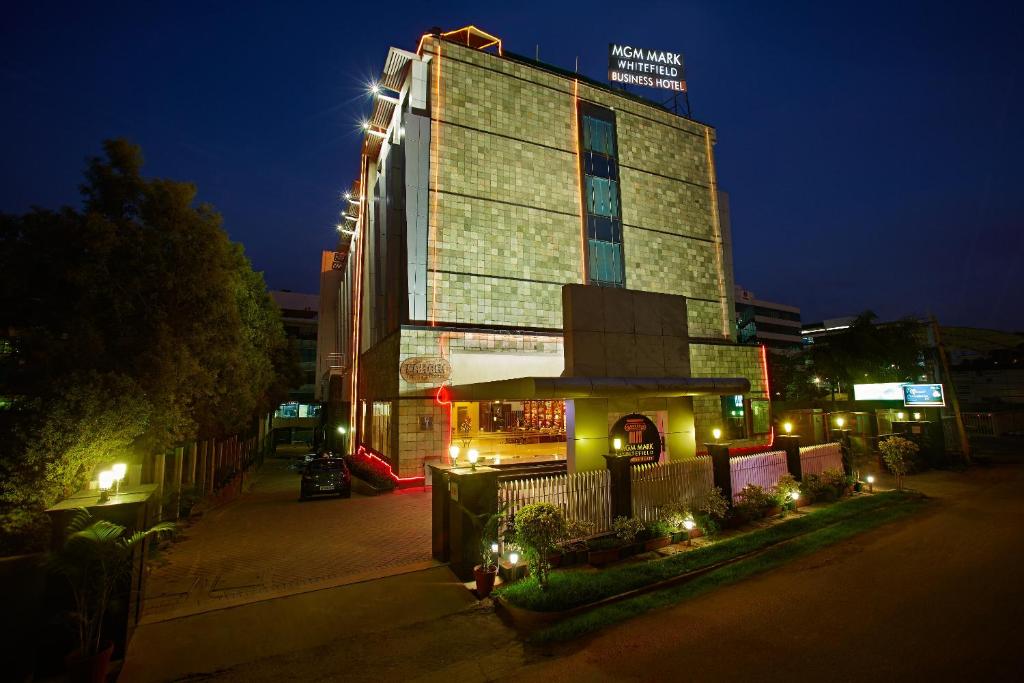 ein Gebäude mit Lichtern in der Nacht davor in der Unterkunft MGM Mark Whitefield in Bangalore