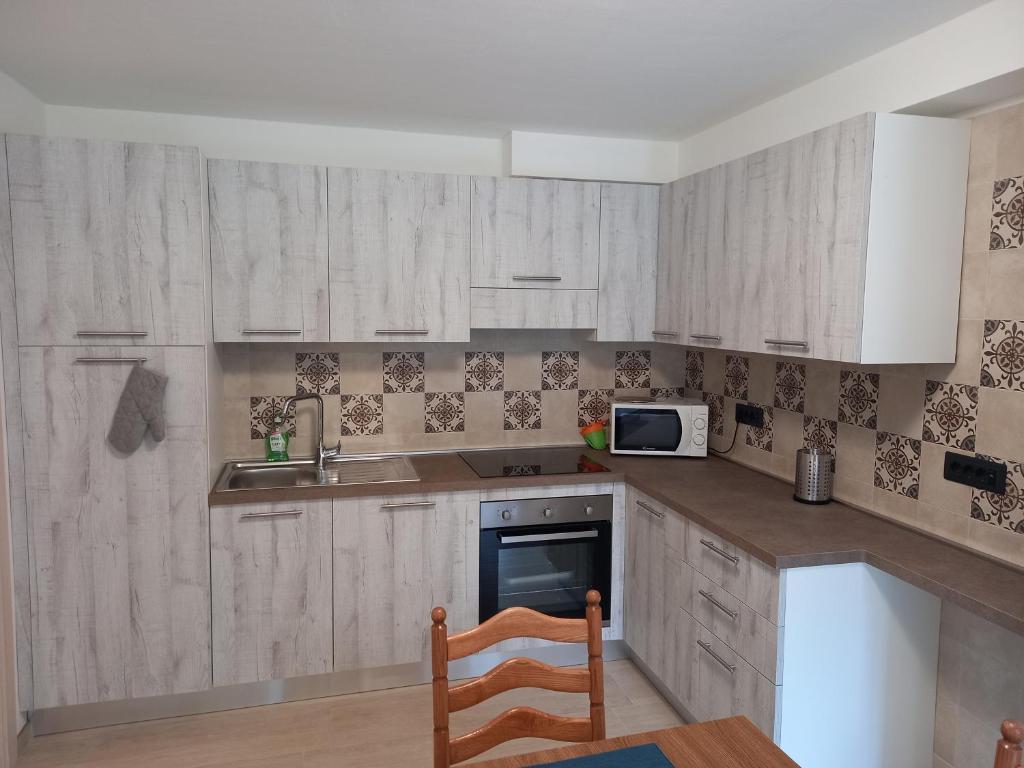Kuchyň nebo kuchyňský kout v ubytování Casa con vista a Moena